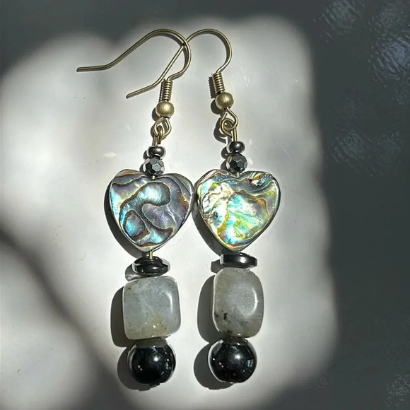 🩶🩵 Handmade heart-shaped abalone + labradorite + hematite drop earrings ✨ - Picture 4 of 5